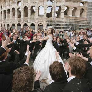 our strong band can ne’er be broken, a song for a bride in front of the Colosseo in Rome, Italy